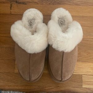 UGG Disquette size 10 never worn chestnut color